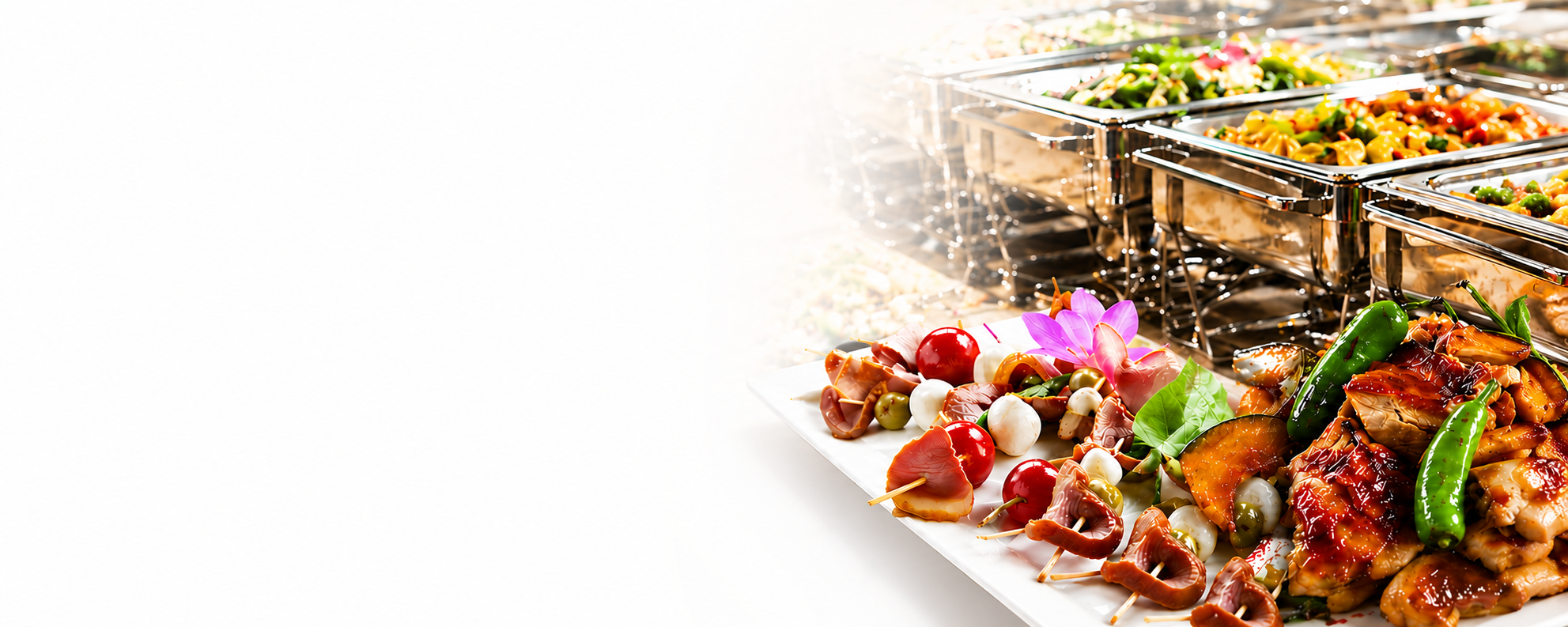Catering Seasonのケータリング料理 — 彩り豊かな串料理と照り焼きチキンのオードブル盛り合わせ