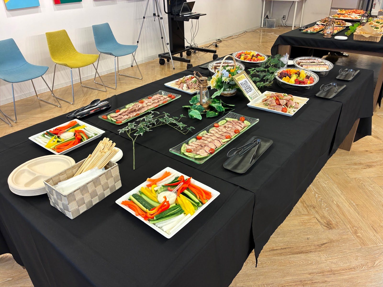 ケータリングの準備が終わった会場のテーブル（野菜スティック・ローストビーフ・フルーツ・デザート）