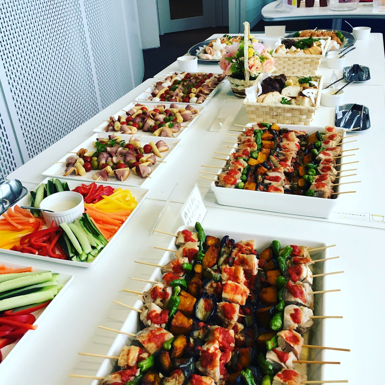 フィンガータイプのケータリングの提供例（串もの・野菜スティック・サンドイッチ）