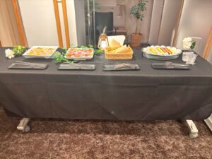 会社の忘年会を会議室で開くには?幹事の準備チェックリストと料理の手配
