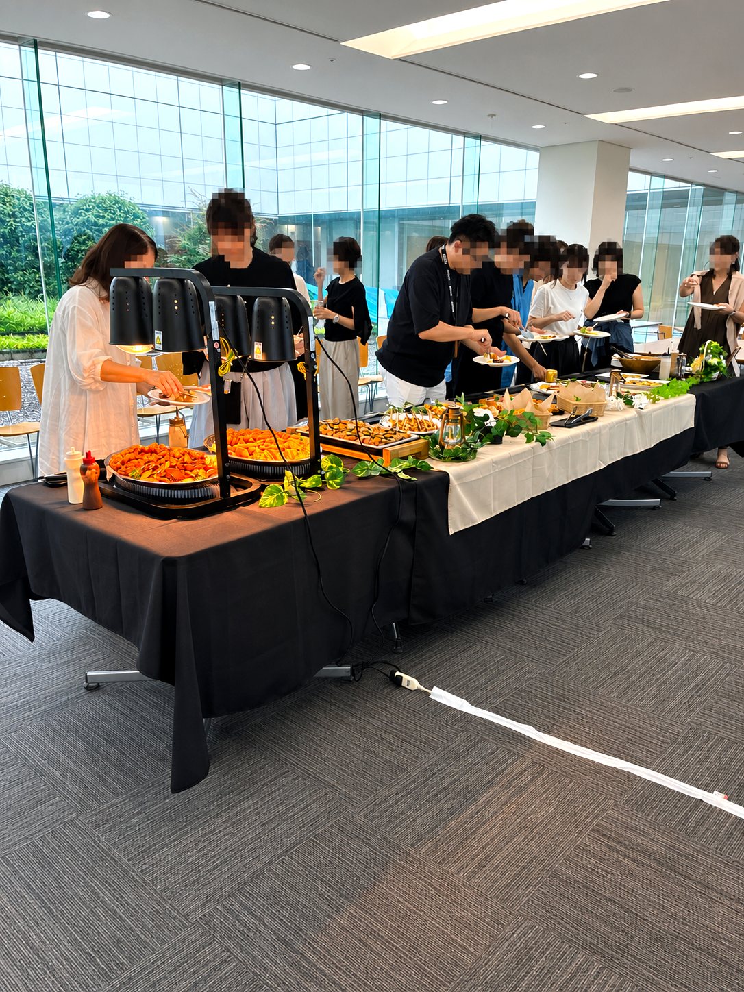 保温器で温かさを保った料理を取り分ける様子