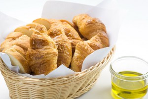 パンの写真 クロワッサンとオリーブオイル