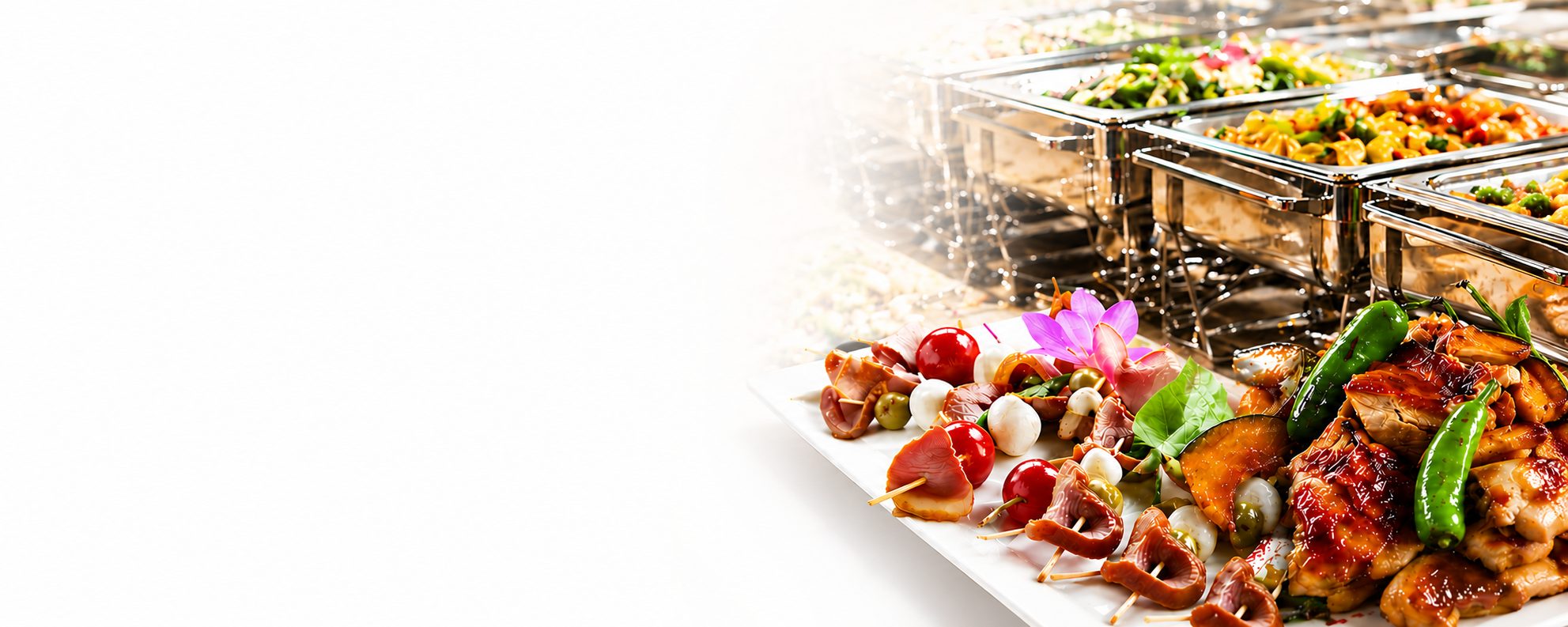 Catering Seasonのケータリング料理 — 彩り豊かな串料理と照り焼きチキンのオードブル盛り合わせ